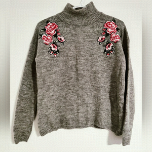 Gray turtleneck sweater with flower details